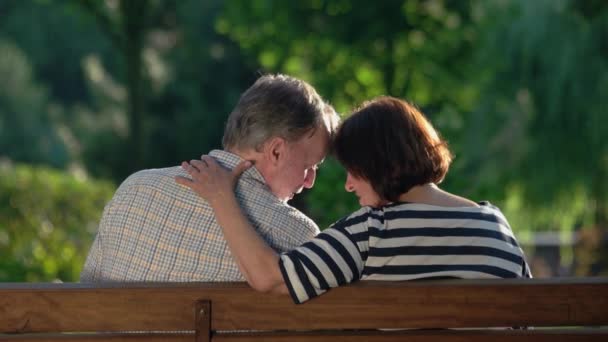 Romantisches Seniorenpaar verbringt Freizeit zusammen. - Filmmaterial, Video