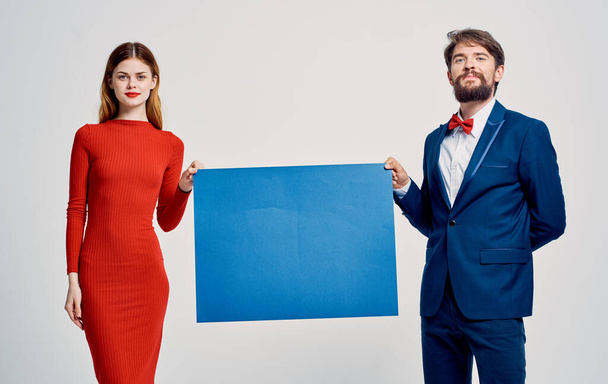 Mężczyźni i kobiety trzymają niebieskie kartki papieru - Zdjęcie, obraz
