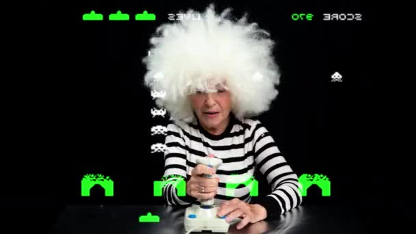 Παιχνίδι γιαγιά χρησιμοποιώντας joystick - Πλάνα, βίντεο