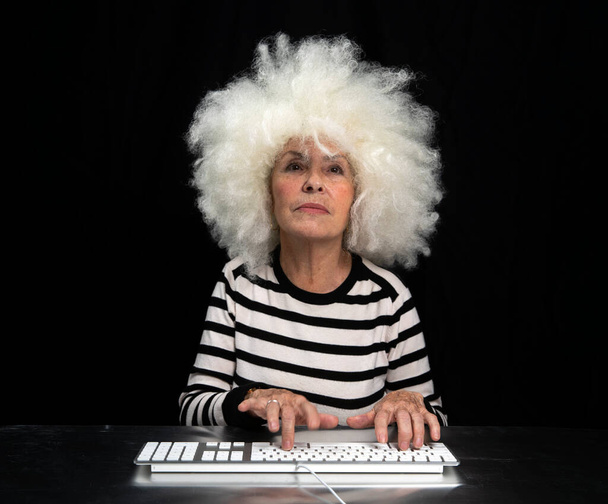 Granny digitação no teclado do computador - Foto, Imagem