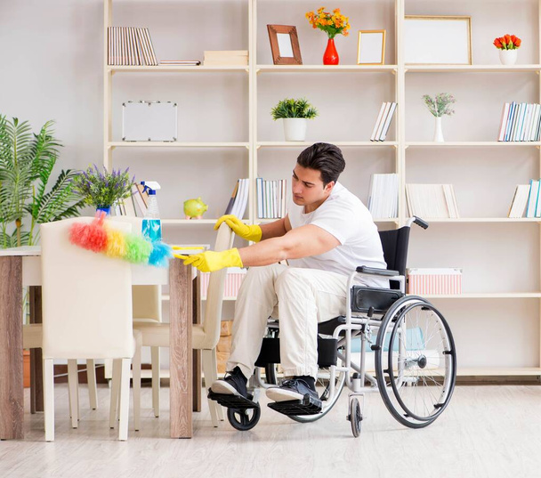 Sprzątaczka niepełnosprawna wykonująca prace domowe - Zdjęcie, obraz