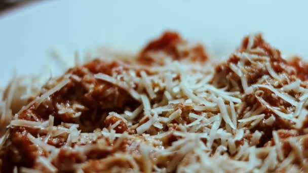 Gnocci mit Tomatensauce, die mit Parmesan bestreut werden. Mit einem Löffel verrühren. Angenehme Atmosphäre. 4k Video. Zeitlupe. - Filmmaterial, Video