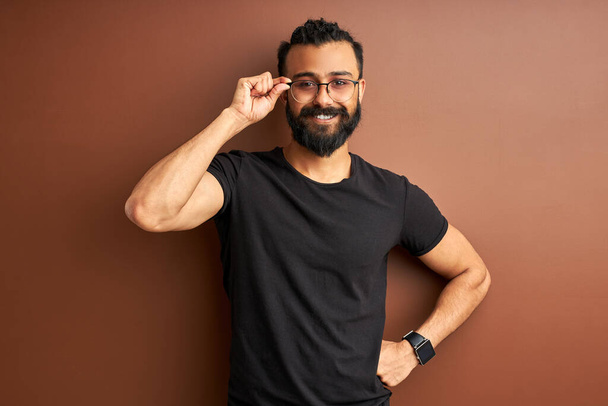 cool bearded man in eyeglasses posing - Fotoğraf, Görsel