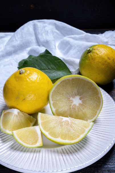 Friss érett bergamot narancs gyümölcsök, illatos citrus használt earl szürke tea, gyógyszer és spa kezelések, közelkép - Fotó, kép