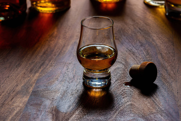 Dram of single malt scotch whisky és üveg a háttérben, közelről - Fotó, kép