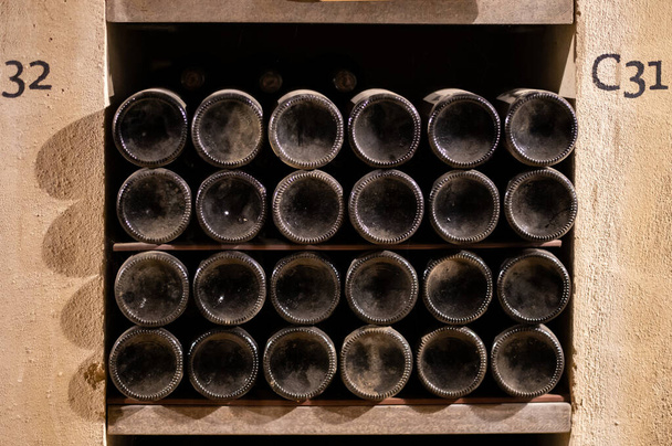 Butelki z winogron wzmocnionych rubinem lub tawnym porto w starych piwnicach Vila Nova de Gaia, Portugalia, na północ od Portugalii - Zdjęcie, obraz