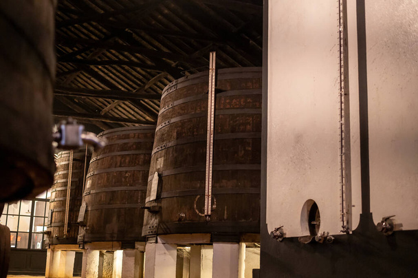Старый особняк с рядами бетонных бочек укрепленного рубинового или желтоватого порто-вина в Вила-Нова-де-Гайя, Португалия, на севере Португалии - Фото, изображение
