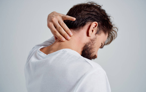mężczyzna dotykający szyi osteochondrozą ręki ból pleców - Zdjęcie, obraz