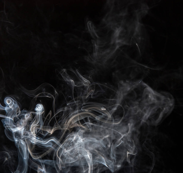 Abstraktní obláčky kouře na černém pozadí. - Fotografie, Obrázek