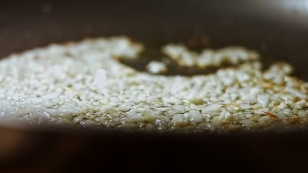 Video di versare cipolle fresche tritate in una padella con olio. Cucina, cibo vegano - Filmati, video