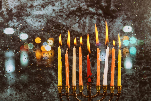 Joodse Religie vakantie symbool voor Chanoeka in hanukkiah Menorah met verbrande kaarsen met bokeh - Foto, afbeelding
