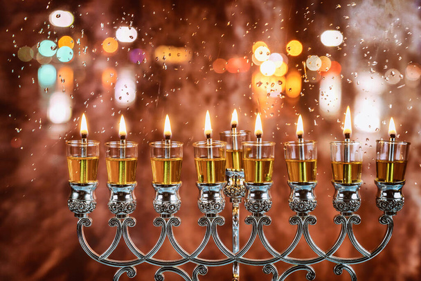Еврейский праздник огней праздничный символ Ханука менора свечи масло - Фото, изображение
