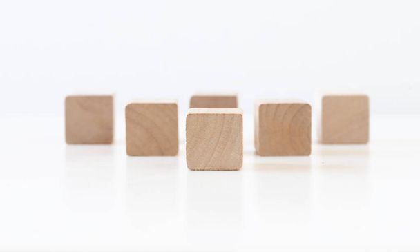 Cubo de bloque de madera sobre fondo blanco Decidir y elegir el espacio concept.copy. - Foto, imagen
