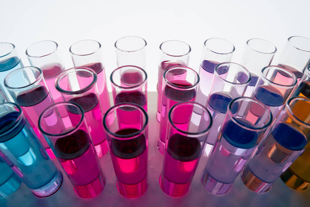 Tubos de ensayo con productos químicos coloridos - Foto, Imagen