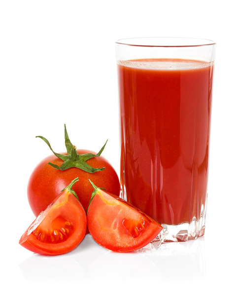 picie szklanki z soku pomidorowego i dojrzałych świeżych pomidorów w pobliżu na białym tle na białym tle - Zdjęcie, obraz