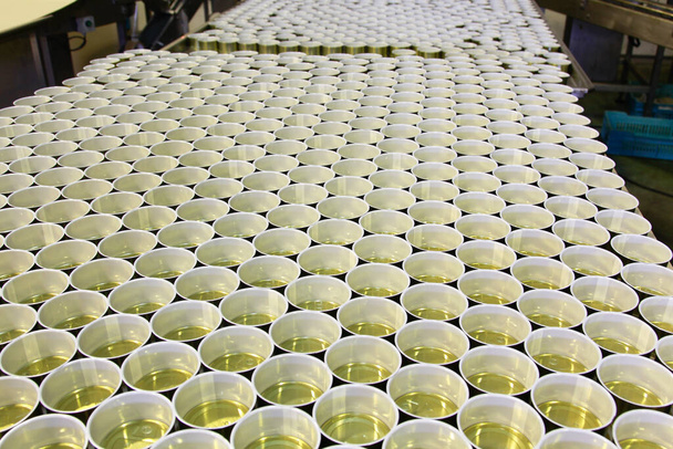 multitude of aluminum cans on conveyor belt in cannery - Foto, imagen