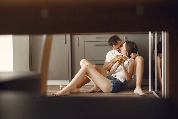 Beautiful couple spend time in a kitchen - Foto, Imagen