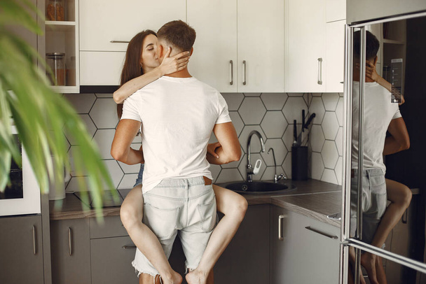 Beautiful couple spend time in a kitchen - Foto, imagen