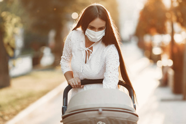 Mulher com máscara facial para proteção contra coronavírus - Foto, Imagem