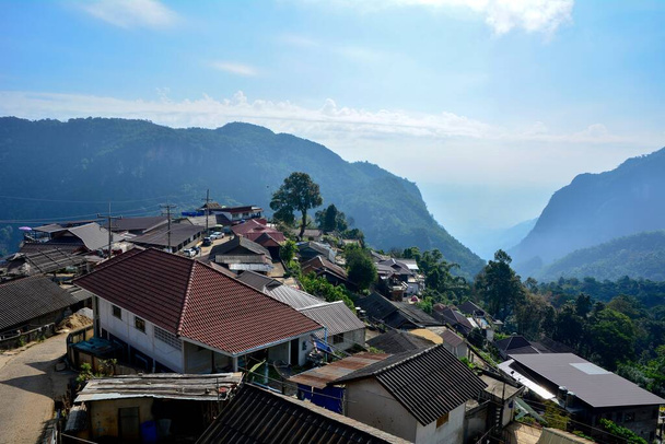 Landschaft Ansicht eines Bergstammes Dorf im nördlichen Teil von Thailand. Die meisten Dorfbewohner sind Arabica-Kaffeeplantagenbauern. Ein kleines Dorf an der thailändisch-myanmarischen Grenze. - Foto, Bild