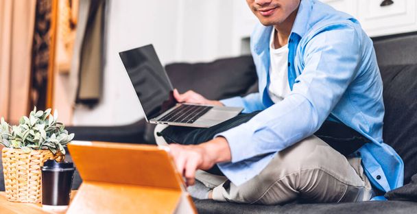 Fiatal kreatív mosolygós boldog ázsiai férfi pihentető segítségével asztali számítógép munka- és videokonferencia találkozó online chat otthon. - Fotó, kép