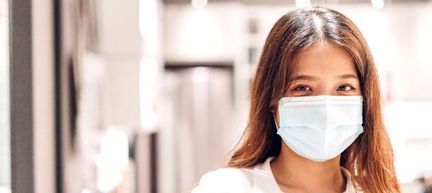Jeune belle femme asiatique en quarantaine pour coronavirus portant un masque chirurgical protection du visage avec distanciation sociale à city.covid19 concept - Photo, image