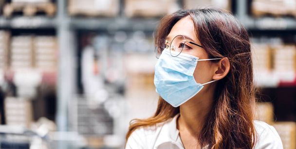 Молодая красивая азиатская женщина в карантине для коронавируса в хирургической маске защиты лица с социальной дистанцированностью на city.covid19 концепции - Фото, изображение