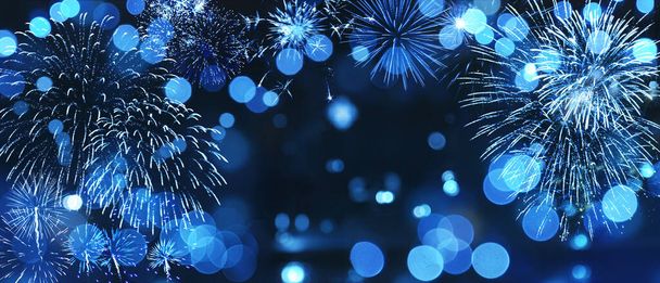 Красочный фейерверк на фоне боке. Новогодние праздники, Абстрактные праздники - Фото, изображение