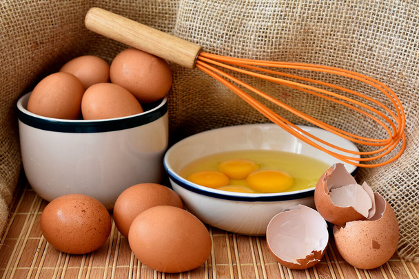 huevos crudos en un tazón - Foto, imagen