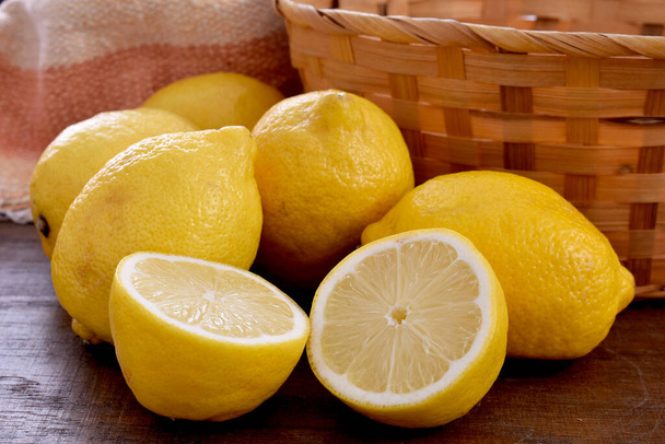 лимони на дерев'яному столі
 - Фото, зображення