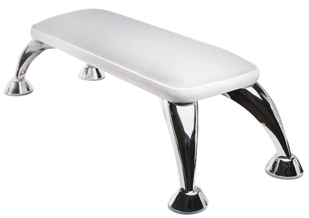 geïsoleerde foto van tafel voor nagelverzorging. zachte stoelgang met verchroomde poten - Foto, afbeelding