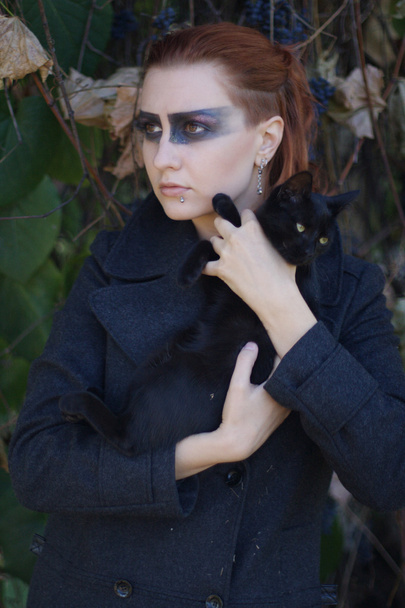 Руда дівчина з чорним котом
 - Фото, зображення