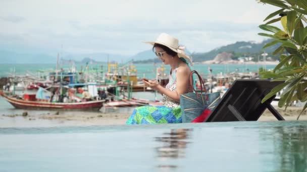 Kobieta w średnim wieku relaksująca się na plaży Lamai w Koh samui, Tajlandia. - Materiał filmowy, wideo