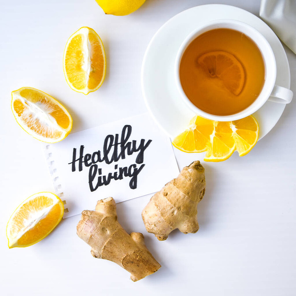 Здоров'я - написане на аркуші паперу серед продуктів для лікування застуди - лимона, імбиру, чаю ромашки. Вітамінний натуральний напій. Зірка анісу кориці
. - Фото, зображення