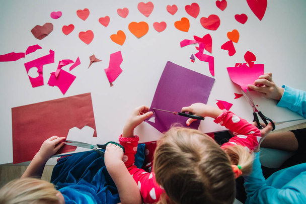 niños haciendo corazones de papel, prepararse para el día de San Valentín - Foto, Imagen