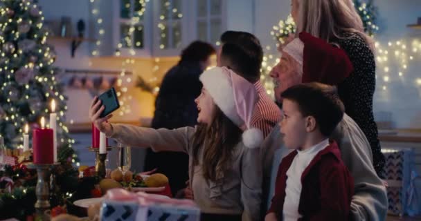 Χαρούμενη οικογένεια πολλαπλών γενεών που παίρνει Χριστουγεννιάτικη σέλφι - Πλάνα, βίντεο