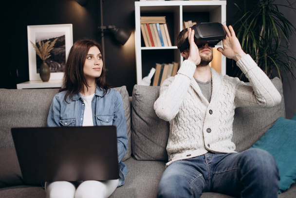 Mies ja nainen käyttäen VR kuulokkeet ja kannettava tietokone - Valokuva, kuva