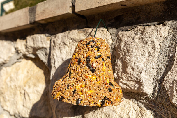 Zvonek z různých zrn, pochoutka pro všechny ptáky v zahradě - Fotografie, Obrázek