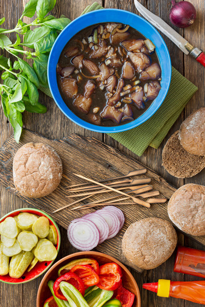 Set de productos para cocinar hamburguesas. Cocinar hamburguesas con verduras y carne en una mesa de madera, vista superior - Foto, imagen