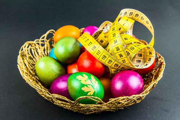 Uova di Pasqua decorate in un cestino tessuto
 - Foto, immagini