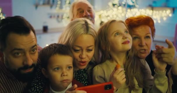 Família animada assistindo fogos de artifício de Ano Novo na janela - Filmagem, Vídeo