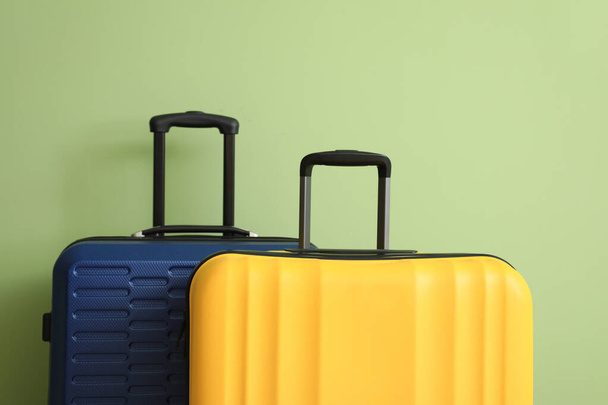 Renkli duvarın yanında paketlenmiş valizler - Fotoğraf, Görsel