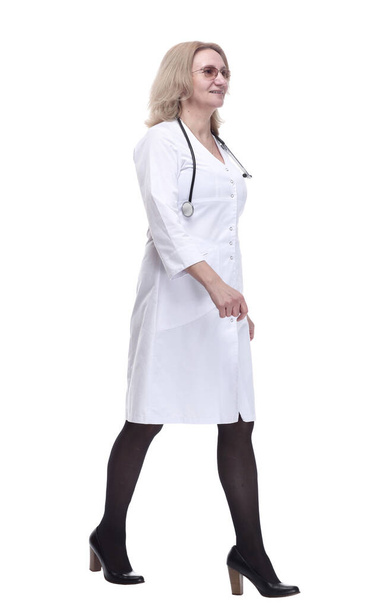 in full growth. smiling woman doctor striding confidently forward. - Foto, Imagen