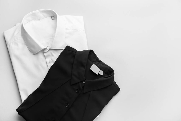 Camisas masculinas con estilo sobre fondo claro - Foto, imagen