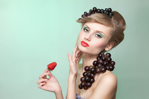 Woman with strawberry and bunch of grapes - Zdjęcie, obraz