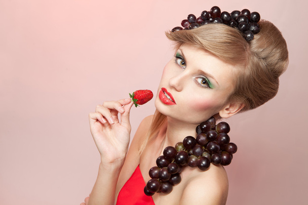 Woman with strawberry and bunch of grapes - Foto, Imagem
