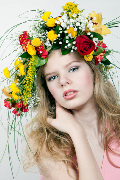 Beautiful woman with flower wreath - Foto, afbeelding