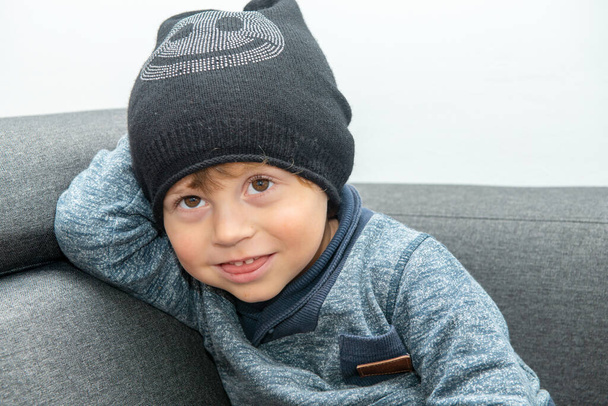 portrét malého dítěte se zimní čepicí - Fotografie, Obrázek