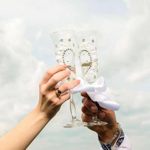 Весільні деталі, келихи для наречених на свято, келихи, наповнені шампанським. 2020
 - Фото, зображення