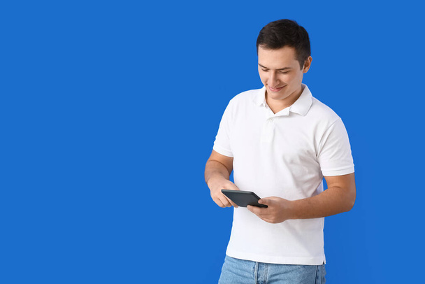 Jeune homme avec e-reader sur fond de couleur - Photo, image